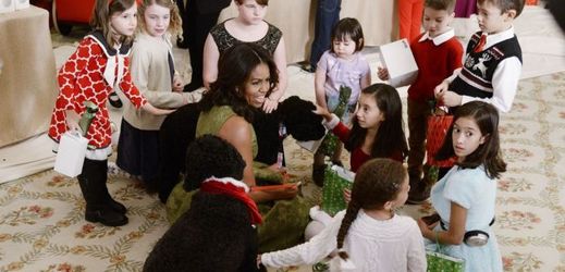 Michelle Obamová a její psi Bo a Sunny v Bílém domě.