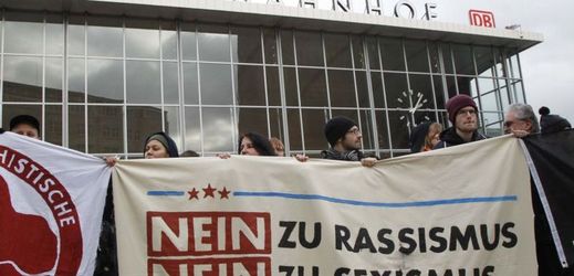 Před nádražím v Kolíně nad Rýnem se po útocích konalo několik protestů.