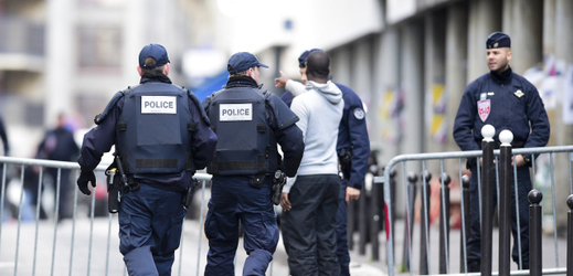 Po útoku. Policisté hlídkující před napadenou stanicí v Paříži.