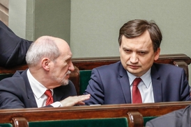 Ministr spravedlnosti Zbigniew Ziobro (vpravo).