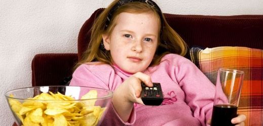 Slané pokrmy (jako například smažené brambůrky) jsou ve spojení se sladkými nápoji dobře známou příčinou dětské obezity (ilustrační foto).