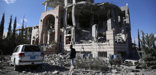 Zničený dům po náletu v Saná (ilustrační foto).