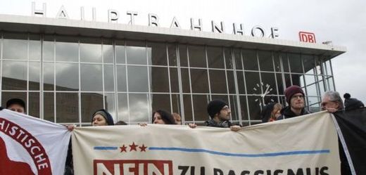 Protesty proti řešení útoků v Kolíně nad Rýnem. 