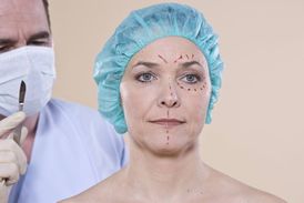 V oblibě jsou botoxové injekce do tváří či zvětšování rtů.