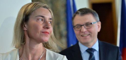 Šéfka diplomacie Evropské unie Federica Mogheriniová a Lubomír Zaorálek.