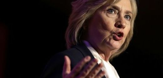 vyšetřování skandálu kolem e-mailové korespondence Hillary Clintonové.