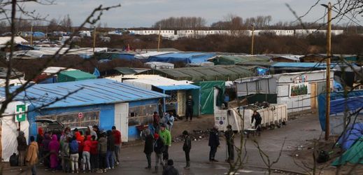 Obytné buňky z lodních kontejnerů budou sloužit uprchlíkům jako provizorní ubytování.