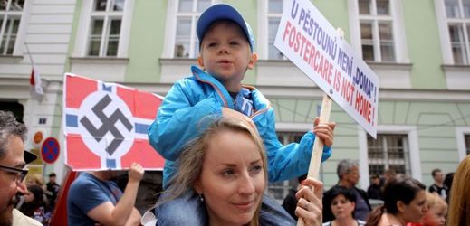 Protesty proti norské sociální službě.