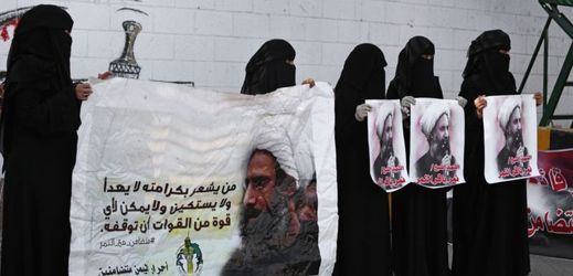 Šíitští rebelové během anti-saudského protestu připomínají portrét svého někdejšího duchovního Nimr al-Nimra, který byl popraven v Saudské Arábii.