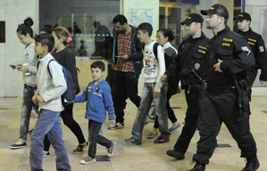 Policie začala vloni 3. září propouštět z uprchlických zařízení v zemi běžence ze Sýrie, kteří již dříve požádali v Maďarsku o azyl. Celkem jich bylo okolo 230.