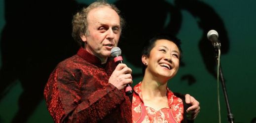 Zpěvačka čínského původu a zakladatelka festivalu Feng-yün Song s moderátorem a hercem Jaroslavem Duškem.
