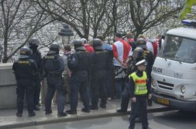 Policie po potyčkách v metru několik fanoušků Slavie zadržela, proti dalším zasahovala po výtržnostech na Čechově mostě.
