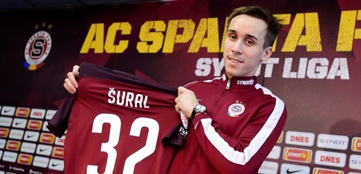 Fotbalový reprezentant Josef Šural přestoupil z Liberce do Sparty. 