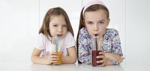 Děti by měly pít především vodu, minerálky, čaje nebo stoprocentní ovocné šťávy.