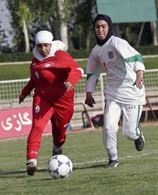 Pravidla hry mají Íránky přesně daná - zahalovat hidžábem hlavu i tělo na ulici i při sportu.