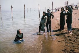 Segregace podle pohlaví v Íránu platí i v autobusech nebo bazénech. Na plážích, které nejsou vyhrazené pouze ženám, mají Íránky povinnost zůstat zahalené.