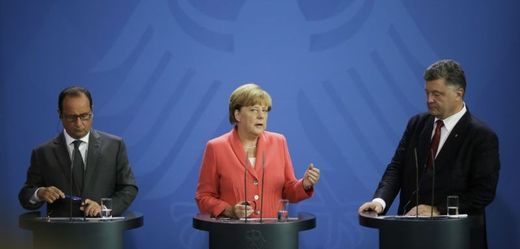 Ukrajinský prezident Petro Porošenko (vpravo) s německou kancléřkou Angelou Merkelovou a francouzským prezidentem Françoisem Hollandem (vlevo).