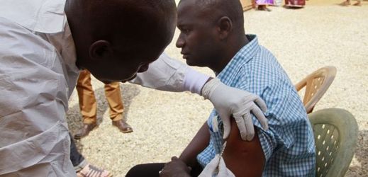 Guinejský lékař podává vakcinaci proti ebole (ilustrační foto).