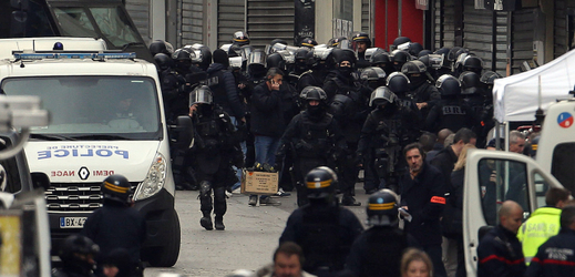 Listopadové útoky v Paříži vyvolaly následnou vlnu policejních razií ve Francii a v Belgii (na snímku zásah ve čtvrti Saint-Denis).