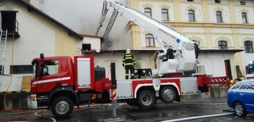 V Mladé Boleslavi od brzkého rána hoří areál bývalého pivovaru, kde nyní sídlí asi deset firem. Zasahuje tam jedenáct jednotek hasičů, jeden hasič se lehce zranil.