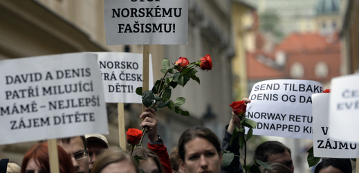 Pochod v Praze proti údajné šikaně norských úřadů.