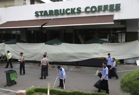 Místem útoku byla i kavárna Starbucks.