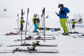 Dobré sněhové podmínky pro lyžování nabízí i zimní středisko v Deštném v Orlických horách.