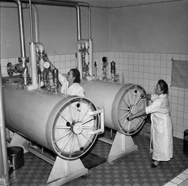 Československá výroba penicilinu - sterilizace lahviček s penicilinem