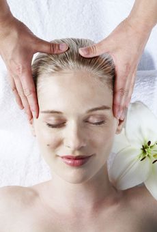 Masáž kartáčem můžete kombinovat také s masáží pokožky hlavy vlasovým tonikem například od značky Revalid.