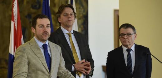 Zleva nizozemský ministr pro migraci Klaas Dijkhoff, nizozemský ministr zahraničních věcí Bert Koenders a jeho český protějšek Lubomír Zaorálek na tiskové konferenci po společném jednání.