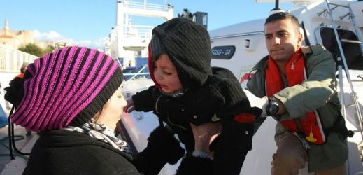 Turecká pobřežní stráž pomáhá při vyloďování uprchlíků (ilustrační foto).