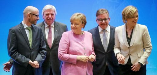 Angela Merkelová (uprostřed) s dalšími členy poslaneckého klubu CDU.