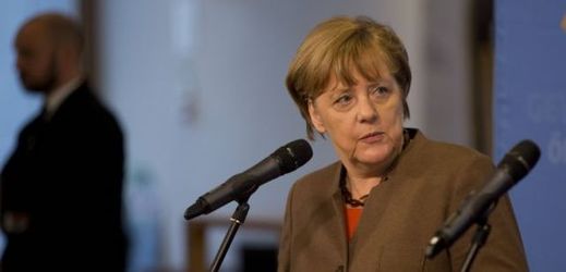 Angela Merkelová čelí kritice ze všech stran.