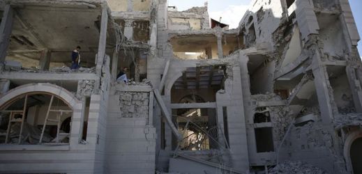 Náletem poničený dům ve městě Saná (ilustrační foto).