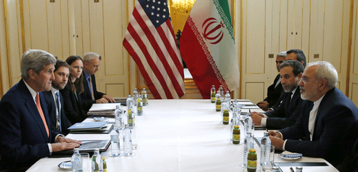 Americký ministr zahraničí John Kerry (vlevo) a jeho íránský protějšek Mohammad Džavád Zaríf (vpravo) na jednání ne Vídni.