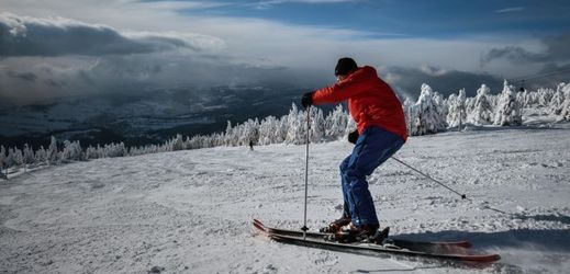 V krkonošském zimním středisku v Rokytnici nad Jizerou se díky sněžení z posledních dnů rozjela sedačková lanovka na 1315 metrů vysokou Lysou horu. 