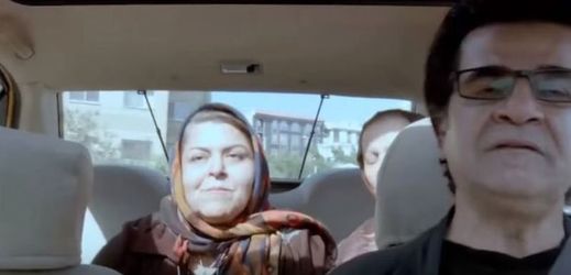 Snímek z filmu Taxi Teherán, který po festivalu vstoupí do distribuce.