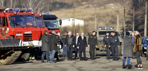 Složky integrovaného záchraného systému, armády a politické špičky v okolí areálu muničního skladu Vrbětic.