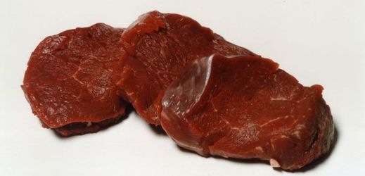 Červené maso patří do skupiny takzvaných lehčích rakovinotvorných látek.
