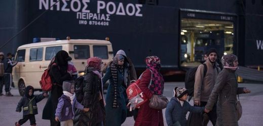 Migranti směřující do Evropy zůstávají věznění v Řecku.