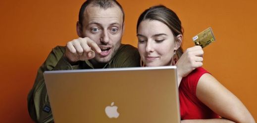 Mladý pár nakupuje přes internet (ilustrační foto).