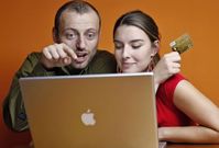 Mladý pár nakupuje přes internet (ilustrační foto).