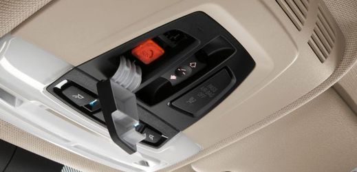 Nouzové tlačítko může použít řidič, ale v případě jeho nemohoucnosti auto zavolá pomoc samo.