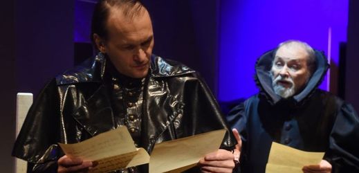 Herci Komorní scény Ostrava při zkoušce hry Williama Shakespeara Něco za něco (ilustrační foto).