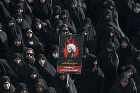 Na snímku shromáždění žen protestujících proti popravě šejka al-Nimra Nimra, prominentního šíitského duchovního.