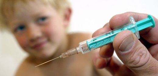 Očkování dětí zůstává v České republice i nadále ze zákona povinné.
