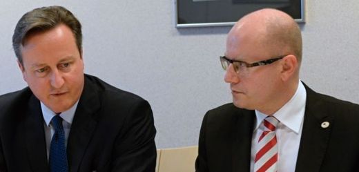 Britský premiér David Cameron (vlevo) na koordinační schůzce zemí Visegrádské skupiny v prosinci loňského roku. Vpravo je jeho český protějšek Bohuslav Sobotka.