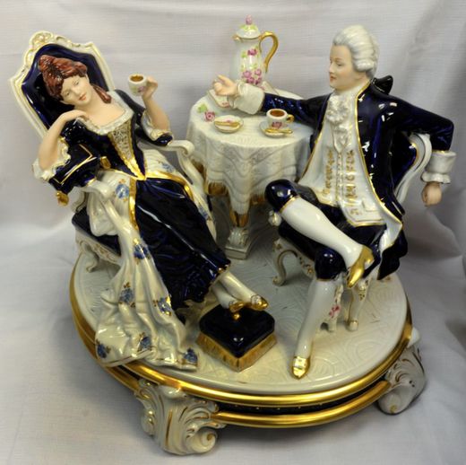 Figurální porcelán vyrábí manufaktura v Royal Dux Duchcov.