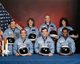 Posádka Challangeru, zleva: Michael J. Smith, Dick Scobee, Ronald McNair, Ellison Onizuka, Christa McAuliffeová, Gregory Jarvis, Judith Resniková.