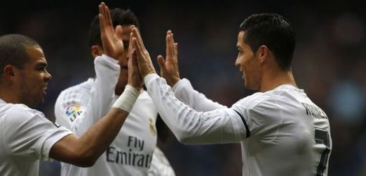 Cristiano Ronaldo se spoluhráči z Realu Madrid.
